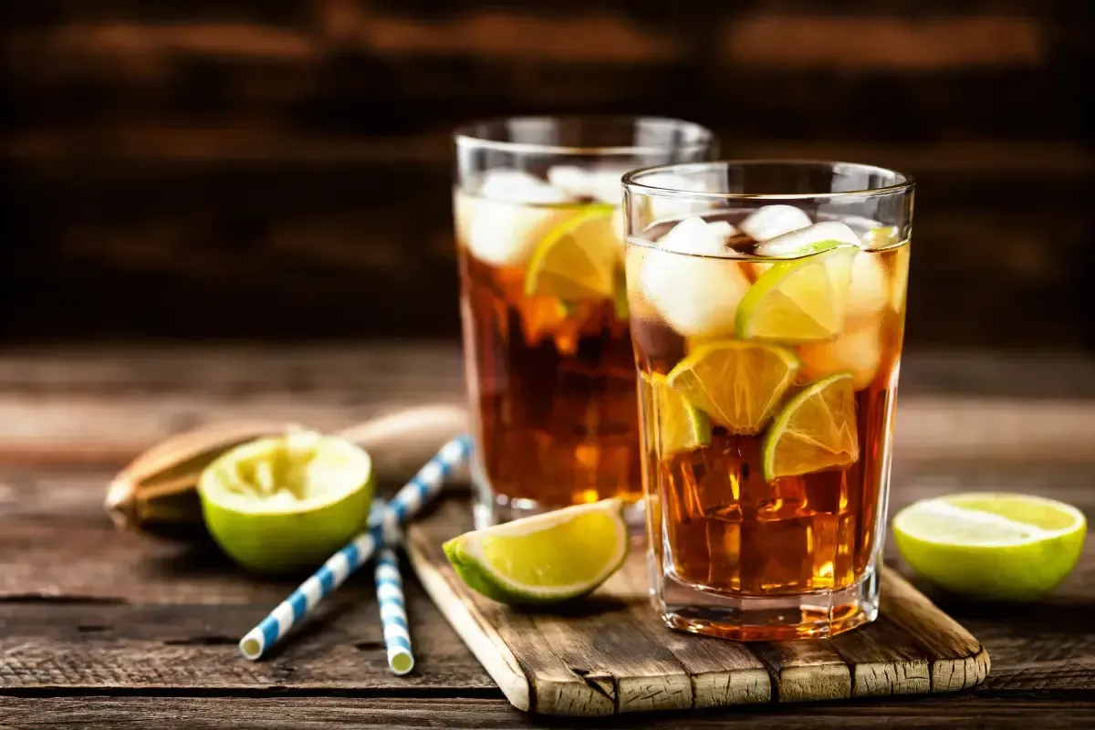 Lee más sobre el artículo Té helado con alcohol y su popularidad en la industria de las bebidas